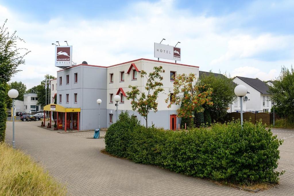 Bon Marche Hotel בוכום מראה חיצוני תמונה